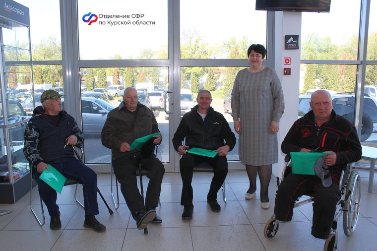 Четыре жителя Курской области, которые ранее пострадали на производстве, получили автомобили от Отделения СФР по Курской области. Четыре жителя Курской области, которые ранее пострадали на производстве, получили автомобили от Отделения СФР по Курской области.